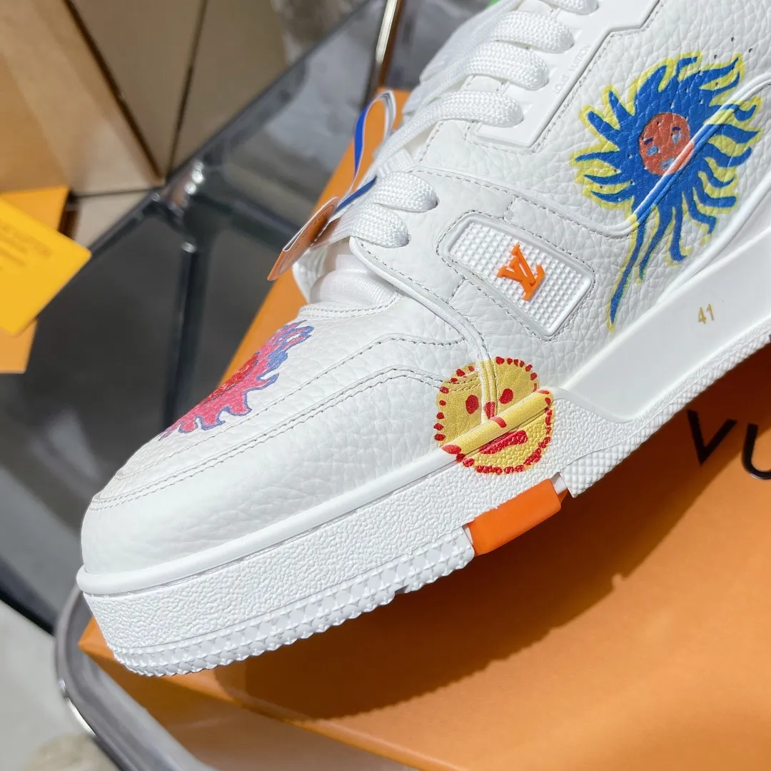 👟👟Ex-factory price 840👟👟 Couple code #𝐋𝐨𝐮𝐢𝐬𝐕𝐮𝐢𝐭𝐭𝐨𝐧 Ceiling purchase level! 𝐋𝐕 trainer "Limited series of casual sports basketball shoes for couples. Super fun, super childlike, crazy exciting💗Please distinguish from the currency in the market🙅🏻‍♀️ Ceiling level purchasing agency Full set of exquisite airplane box packaging Please look for our quality‼️ Please pay attention to distinguish the currency materials in the market! Original custom-made embossed grained calfskin for the upper (non-market superfiber leather) Everyone needs to distinguish) symmetrical old pattern washed denim, custom-made breathable mesh lining, T👟👟 ex-factory price U suction mold outsole. The material details and workmanship are all top-notch! Comes with exclusive exquisite gift box packaging🎁 SIZE: 35-44 (Male 38&45 46 custom-made, non-refundable)